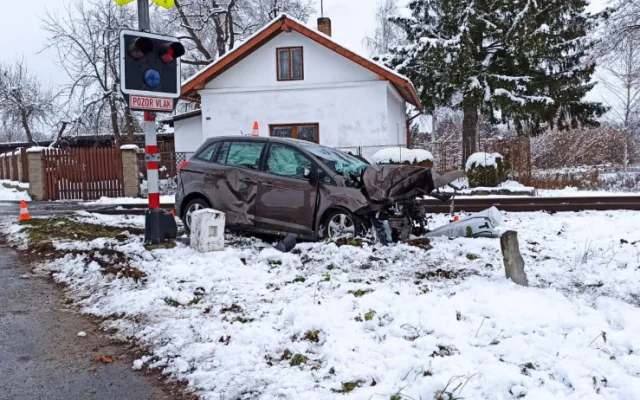 Na Jindřichohradecku se srazil vlak s autem. Místo nehody je uzavřeno