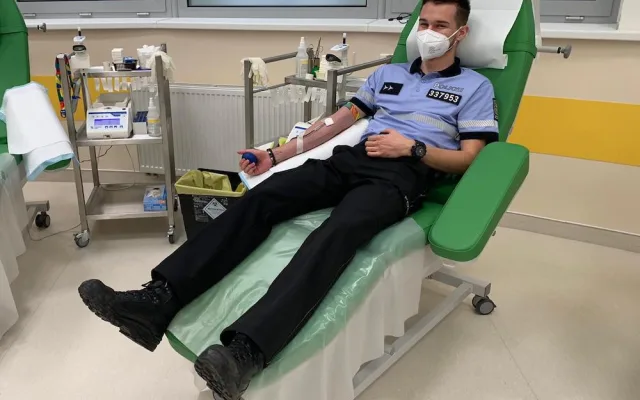Policejní nováčci darovali krev v budějcké nemocnici