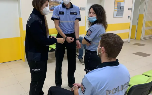 Policejní nováčci darovali krev v budějcké nemocnici