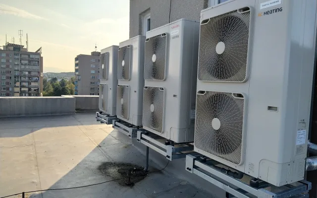 Energetický trh s prudkými výkyvy zasáhl i centrální vytápění v bytových domech. Co s tím? Hledejte nové zdroje