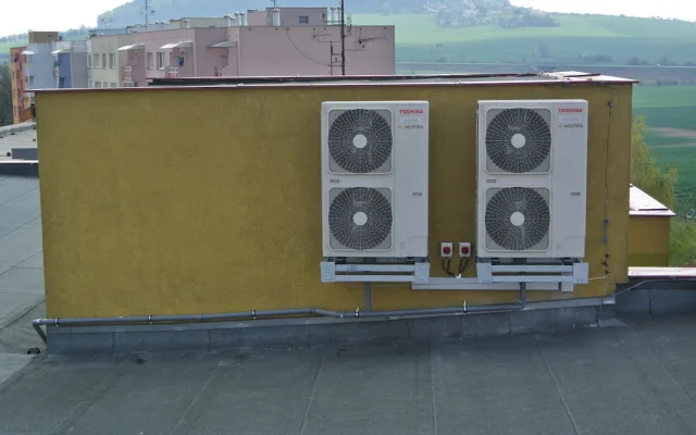 Energetický trh s prudkými výkyvy zasáhl i centrální vytápění v bytových domech. Co s tím? Hledejte nové zdroje