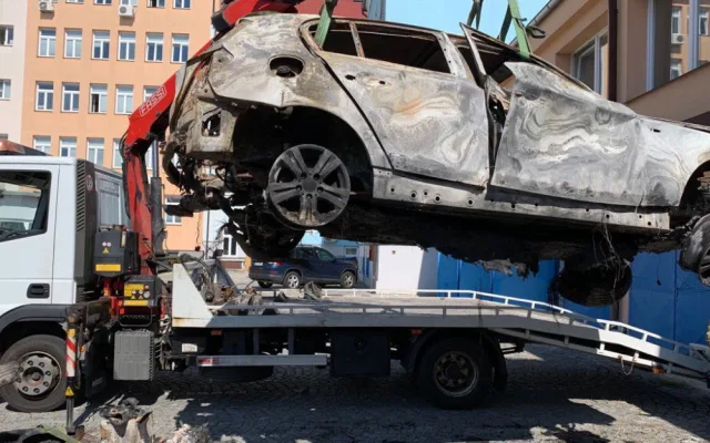 Auto, které pachatel zapálil v lese nedaleko v Protivína. Foto: Policie ČR