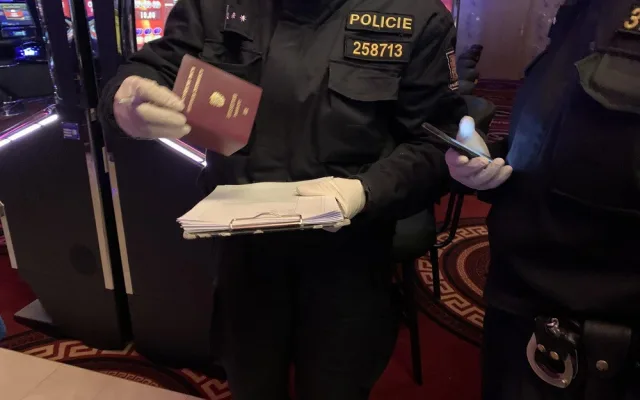Při noční policejní kontrole se v jednom kasinu bavilo šedesát hostů.