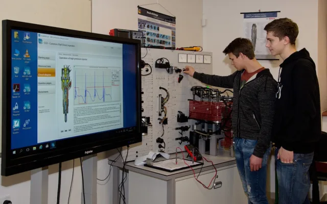 Najde se mezi vámi někdo, kdo by neznal jednu z největších škol Jihočeského kraje, a to VOŠ, SPŠ automobilní a technickou?