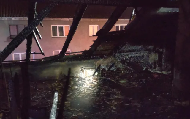 Policisté vyvedli z hořícího domu šest lidí. V hustém dýmu hledali i psa