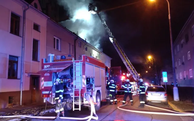 Policisté vyvedli z hořícího domu šest lidí. V hustém dýmu hledali i psa