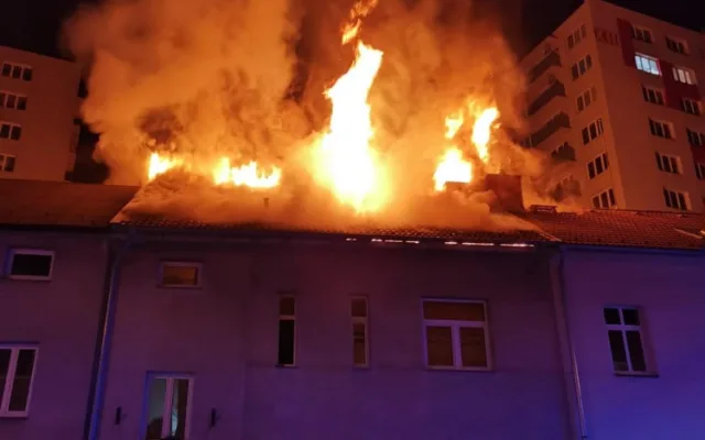 Policisté vyvedli z hořícího domu šest lidí. V hustém dýmu hledali i psa