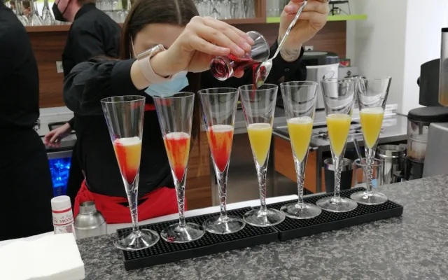 Výuka hotelnictví, gastronomie a cestovního ruchu na Střední škole a Vyšší odborné škole cestovního ruchu v Českých Budějovicích se adaptovala na složitou dobu v éře pandemie