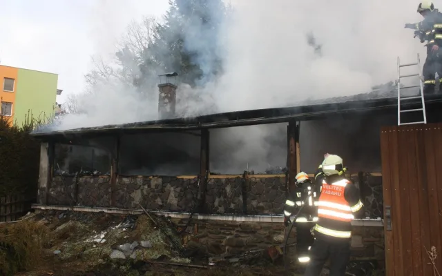 Jihočeští hasiči zasahovali u požáru rodinného domu ve Zlivi na Českobudějovicku.