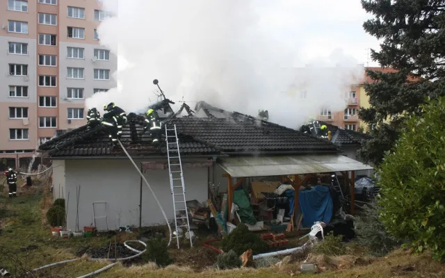 Hasičům trvalo zhruba hodinu, než dostali požár pod kontrolu.