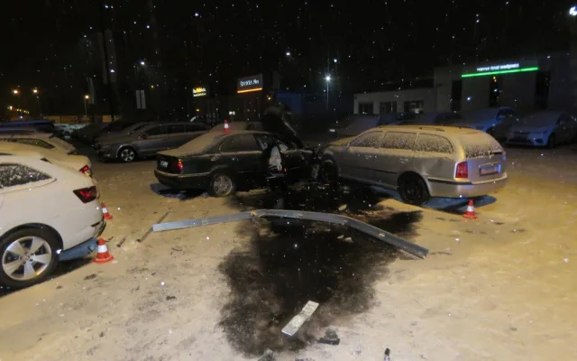 VIDEO: Řidič ujížděl policii rychlostí 130 kilometrů za hodinu. Naboural do autosalonu