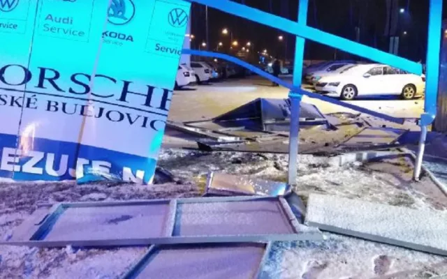 VIDEO: Řidič ujížděl policii rychlostí 130 kilometrů za hodinu. Naboural do autosalonu