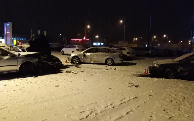 VIDEO: Řidič ujížděl policii rychlostí 130 kilometrů za hodinu. Naboural do autosalonu