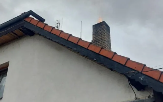 V Táboře hořel komín rodinného domu. Hasiči ho zasypali pískem