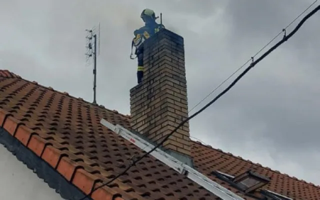 V Táboře hořel komín rodinného domu. Hasiči ho zasypali pískem