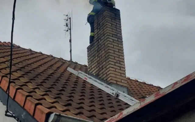 V Táboře hořel komín rodinného domu. Hasiči ho zasypali pískem