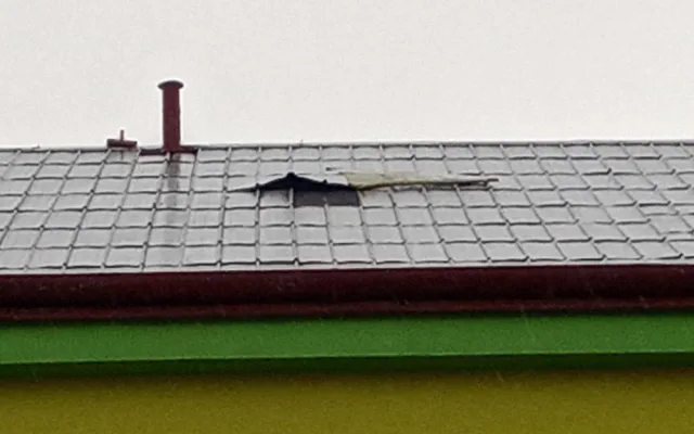 Jižní Čechy zasáhl silný vítr. Lidé jsou bez elektřiny, hasiči řeší nehody i popadné stromy