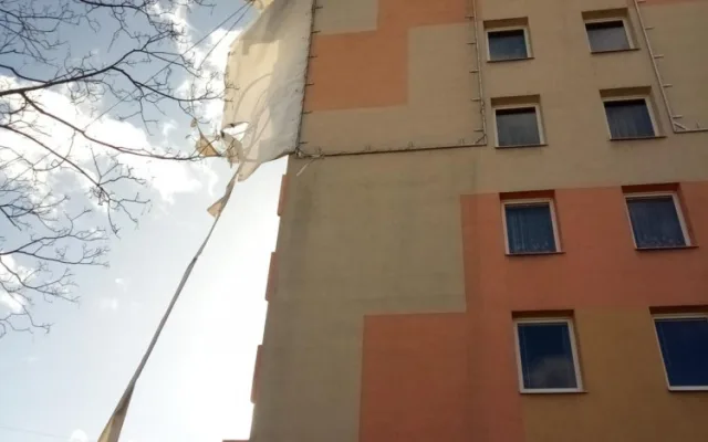Jižní Čechy zasáhl silný vítr. Lidé jsou bez elektřiny, hasiči řeší nehody i popadné stromy