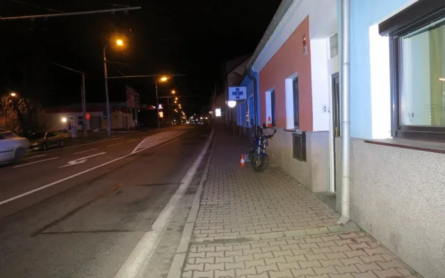 Opilý muž najel na elektrokoloběžka do domu. Nadýchal téměř dvě promile