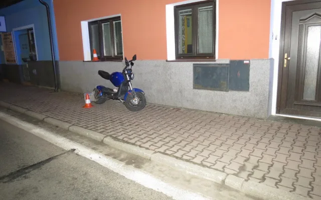 Opilý muž najel na elektrokoloběžka do domu. Nadýchal téměř dvě promile