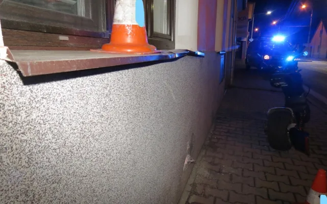 Opilý muž najel na elektrokoloběžka do domu. Nadýchal téměř dvě promile