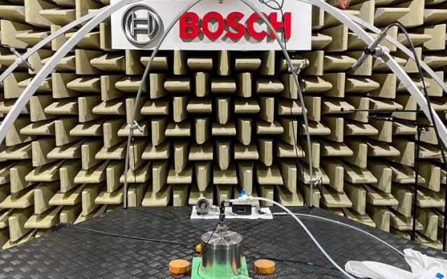 Bosch má v Budějovicích tři akustické komory, kde se měří hlasitost výrobků. Vejde se tam i celý vůz