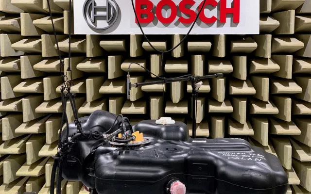 Bosch má v Budějovicích tři akustické komory, kde se měří hlasitost výrobků. Vejde se tam i celý vůz