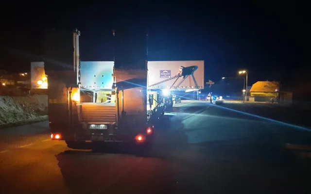 VIDEO: Jihočeským krajem projel nadměrný náklad. Měřil 23 metrů