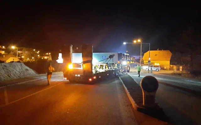 VIDEO: Jihočeským krajem projel nadměrný náklad. Měřil 23 metrů