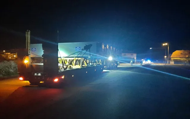 VIDEO: Jihočeským krajem projel nadměrný náklad. Měřil 23 metrů