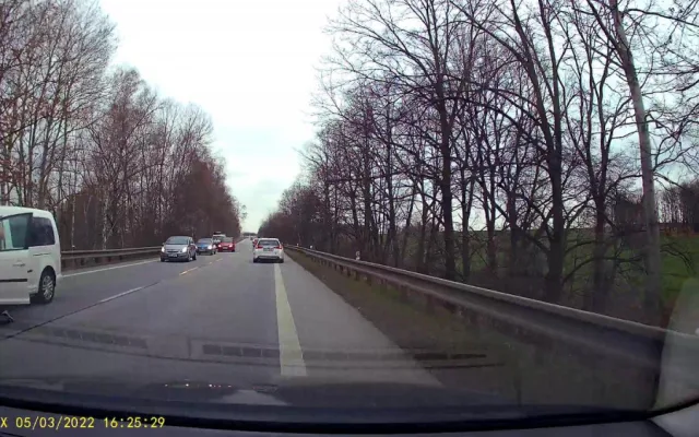 Konflikt dvou řidičů skončil napadením seniora. Policie hledá svědky