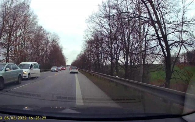 Konflikt dvou řidičů skončil napadením seniora. Policie hledá svědky