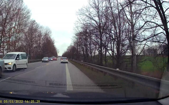 Konflikt dvou řidičů skončil napadením seniora. Policie hledá svědky