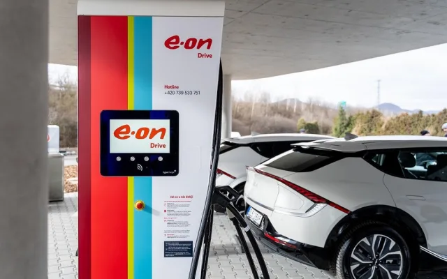 E.ON otevřel první ultrarychlý dobíjecí hub v Sulejovicích.