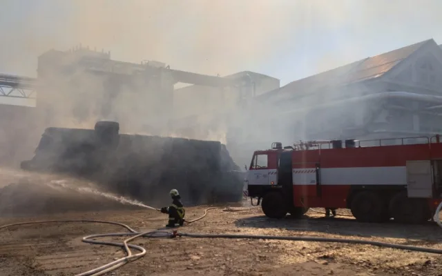 VIDEO: Hasiči bojovali s požárem v areálu papíren ve Větřní