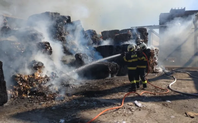 VIDEO: Hasiči bojovali s požárem v areálu papíren ve Větřní