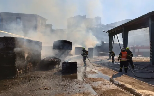 VIDEO: Hasiči bojovali s požárem v areálu papíren ve Větřní