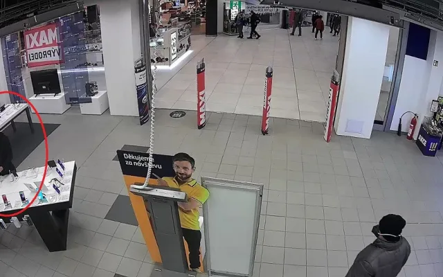 Poznáte muže na fotografii? Z obchodu s elektronikou zmizely telefony za více než 100 tisíc korun