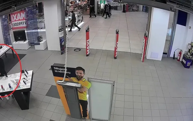 Poznáte muže na fotografii? Z obchodu s elektronikou zmizely telefony za více než 100 tisíc korun