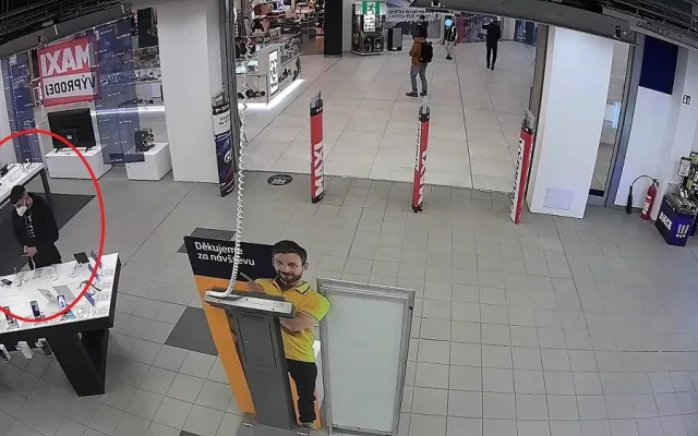 Poznáte muže na fotografii? Z obchodu s elektronikou zmizely telefony za více než 100 tisíc korun