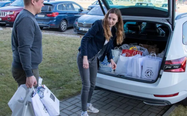 Zubní pasty, hřebeny, mýdla. Na VŠTE připravili hygienické balíčky pro 80 ukrajinských žen a dětí