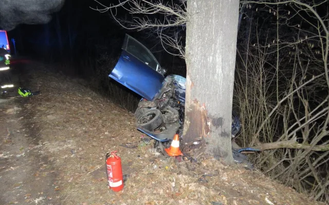 Další tragická nehoda na jihu Čech. Řidič nepřežil náraz do stromu