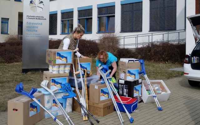 Zdravotnická materiální pomoc shromážděná ve sbírce pořádané ZSF JU už míří na Ukrajinu