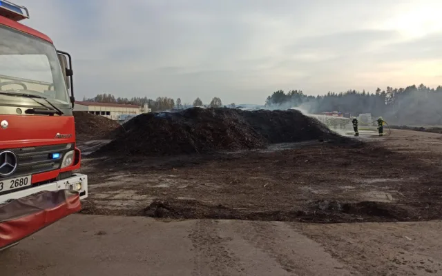 Hasiči od neděle zasahují u požáru rašeliniště v Žáru na Českobudějovicku