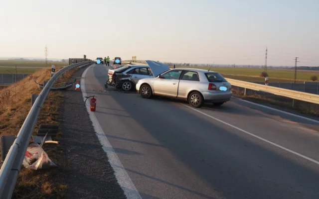 Řidič havaroval na mostě nad dálnicí. Test na alkohol ukázal téměř dvě promile