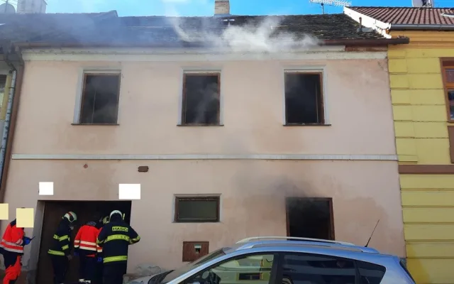 Při požáru bytu v Písku zemřel člověk, tělo našli hasiči