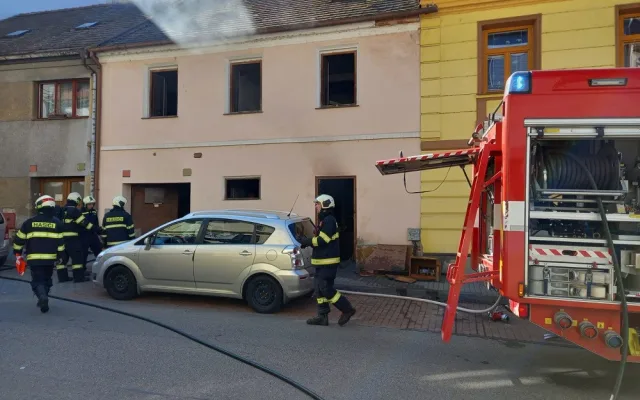 Při požáru bytu v Písku zemřel člověk, tělo našli hasiči