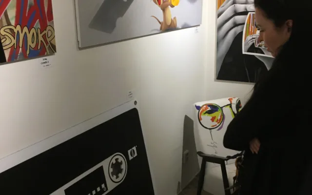 Výtvarník DOBS vystavuje v Galerii 1 v Panské. Na jeho vernisáž dorazily desítky lidí