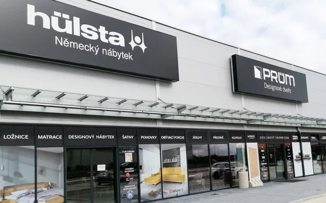Německý nábytek Hülsta znovu proniká do Čech. Nově má showroom v Táboře