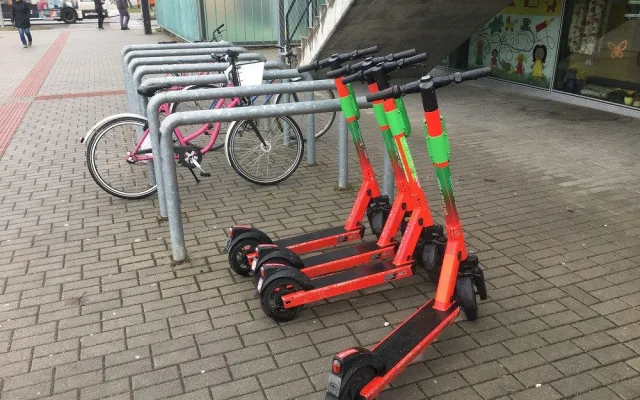 Do ulic opět vyrazily sdílené elektrokoloběžky. Město nad nimi chce mít více kontroly